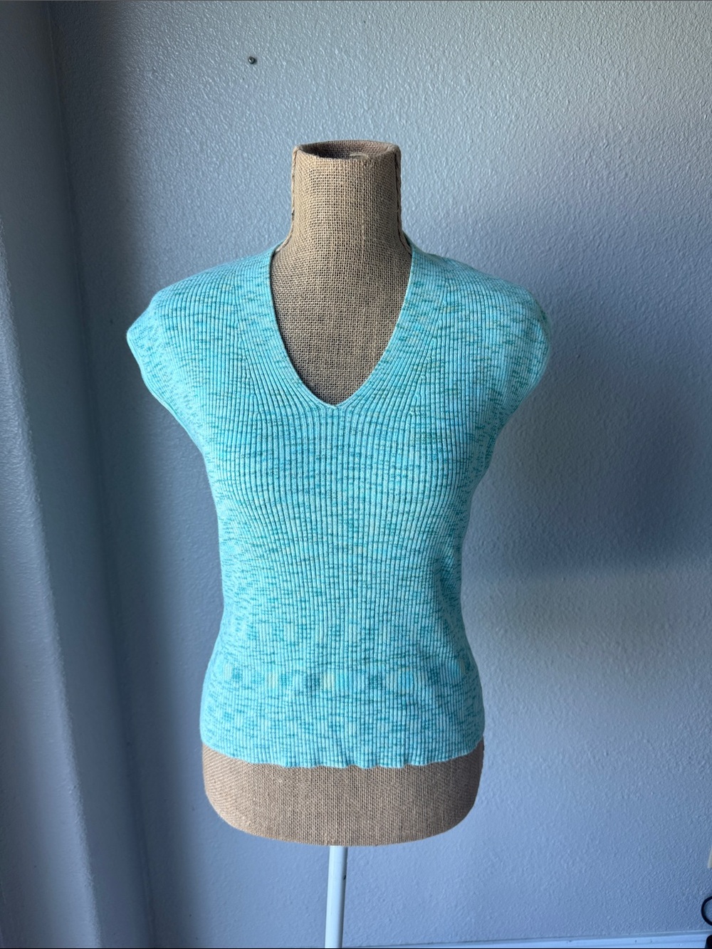 Liz Claiborne (Axcess) Light Aqua Ribbed V‑Neck Top